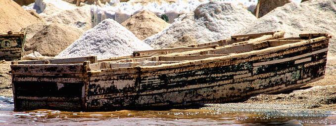 Barcos de recolección de sal a lo largo de la orilla del lago briny photo