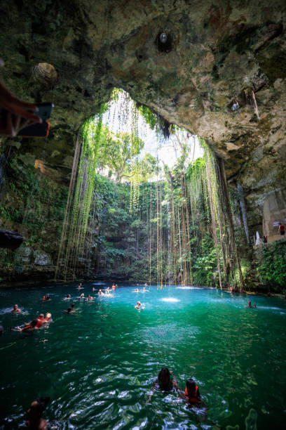 amazing ik-kil cenote w pobliżu chichen itza, meksyk - latin america travel destinations yucatan mexico zdjęcia i obrazy z banku zdjęć