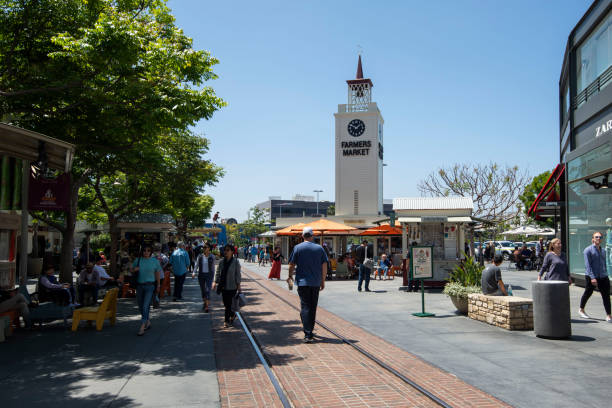 torre dell'orologio all'ingresso del farmer's market, los angeles - editorial horizontal farmer occupation foto e immagini stock