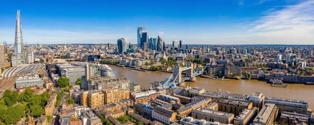 テムズ川のあるロンドンのアリアルビュー - houses of parliament london london england famous place panoramic ストックフォトと画像