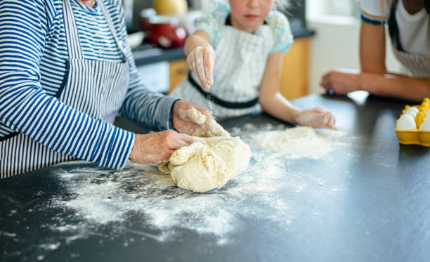 小麦粉と楽しみは、いくつかのおいしい食べ物のために作ります - freshness human hand mother family ストックフォトと画像