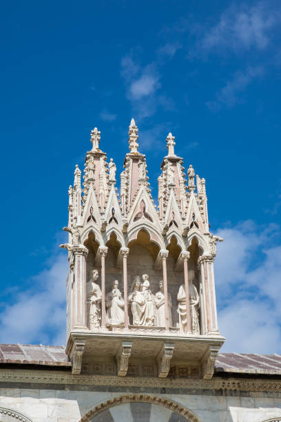 szczegóły rzeźby biblijnej nad wejściem na monumentalny cmentarz zbudowany na xii wieku na placu katedralnym w pizie - camposanto monumentale zdjęcia i obrazy z banku zdjęć
