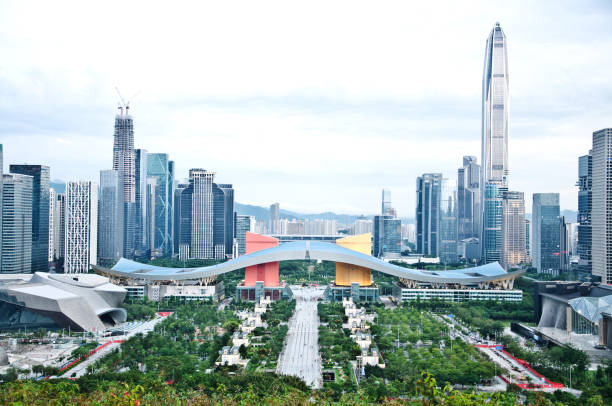 shenzhen skyline : vista del paisaje urbano de los hermosos rascacielos del distrito central de negocios de futian desde lo alto del parque lianhuashan, también conocido como lotus hill park (en lo alto de lotus hill park; liánhu-shán gángyuán) - chin - shenzhen fotograf�ías e imágenes de stock