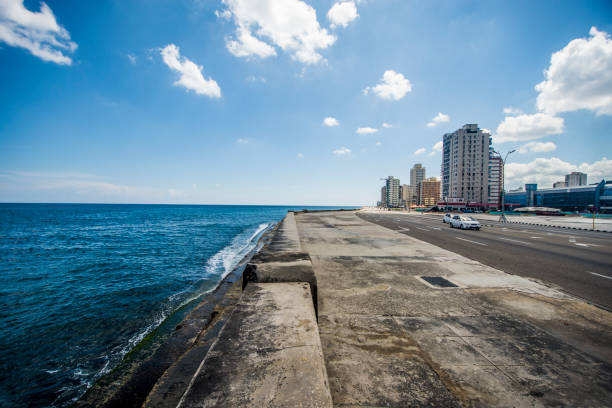 malecon w hawanie, kuba. - capital cities retaining wall malecon coastline zdjęcia i obrazy z banku zdjęć