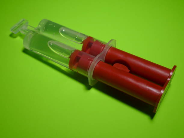 applicateur de seringue de colle d'époxy de deux parties - polymer chemistry glue epoxy photos et images de collection