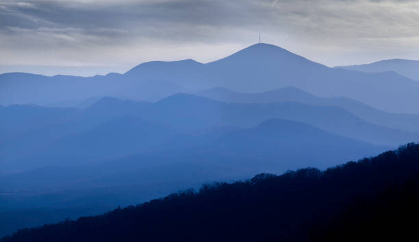 blue ridge mountains in north carolina mit dramatischem himmel - mountain mountain range north carolina blue stock-fotos und bilder