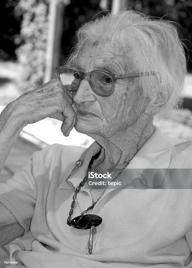 Senior mujer en blanco y negro - Foto de stock de 80-89 años libre de derechos
