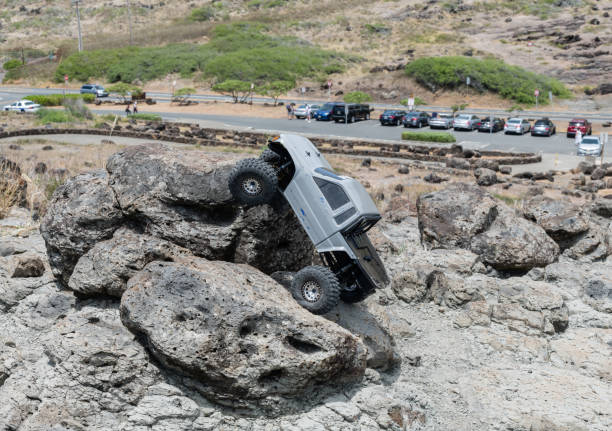 modelo de camión controlado por radio escalando una roca cerca de makapuu point en oahu, hawái - hang to dry audio fotografías e imágenes de stock