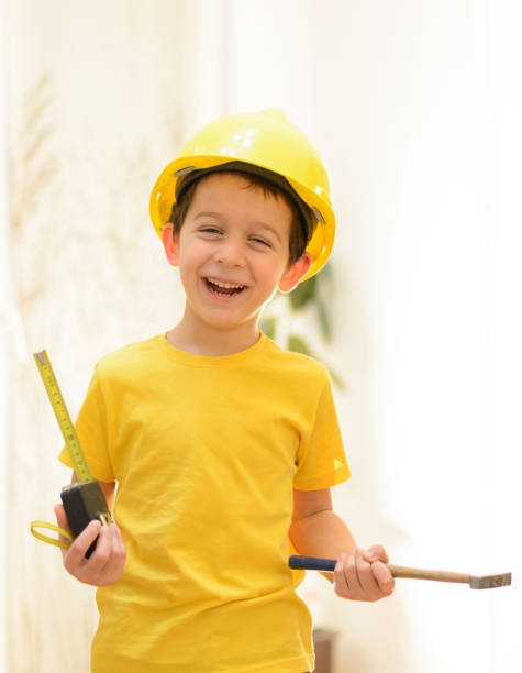 bellissimo piccolo tuttofare sta giocando con gli strumenti a mano - little boys measuring expressing positivity intelligence foto e immagini stock