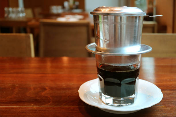 ベトナムのドリップコーヒーは、ほぼ飲む準備ができて透明なカップにだまさ - cup coffee pot coffee coffee cup ストックフォトと画像