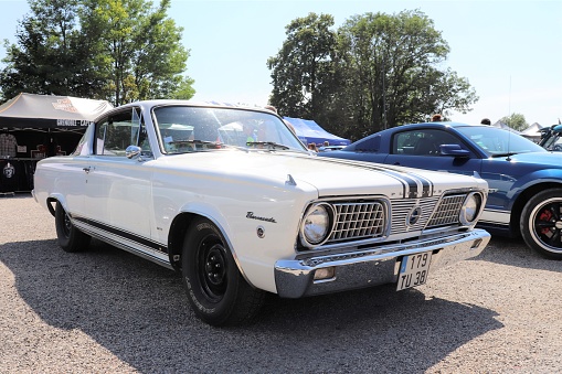 Collector car, car cut Plymouth Barracuda white with black stripes - 5th American Show Bike & US Cars - Bourgoin Jallieu - Isère Department - July 6, 2019 - front of the vehicle