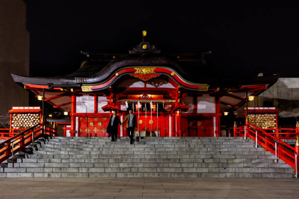 hanazono santuario inari templo en shinjuku, pareja caminando en la temporada de flores de cerezo por la noche - 11160 fotografías e imágenes de stock