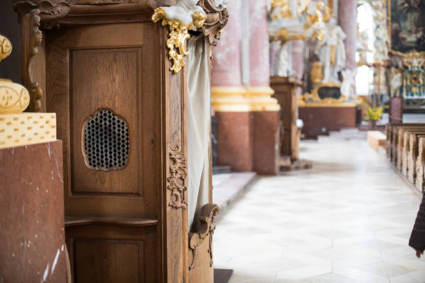 confessionnel en bois dans une église - confession booth curtain church nobody photos et images de collection