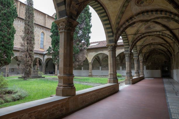 panoramiczny widok na wewnętrzny ogród bazyliki santa maria novella - church of santa maria novella zdjęcia i obrazy z banku zdjęć