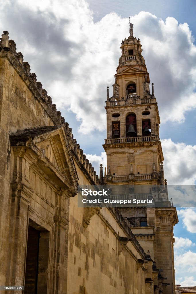 Bell tower and former minaret of the Mezquita, Catedral de Cordoba, a former Moorish Mosque that is now the Cathedral of Cordoba. Mezquita is a UNESCO World Heritage Site. Ancient Stock Photo