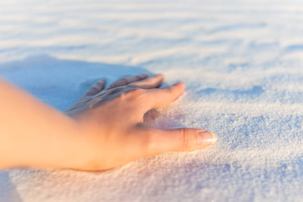 하얀 모래 언덕 국립 기념물 손 일몰에 뉴 멕시코에서 모래 질감의 클로즈업 - sand sand dune white sands national monument desert 뉴스 사진 이미지