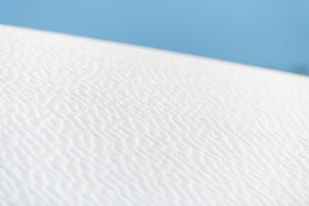 plan rapproché national de monument de sable blanc de sunes de la texture de sable de colline au nouveau-mexique avec le modèle des lignes - flattop mountain photos et images de collection