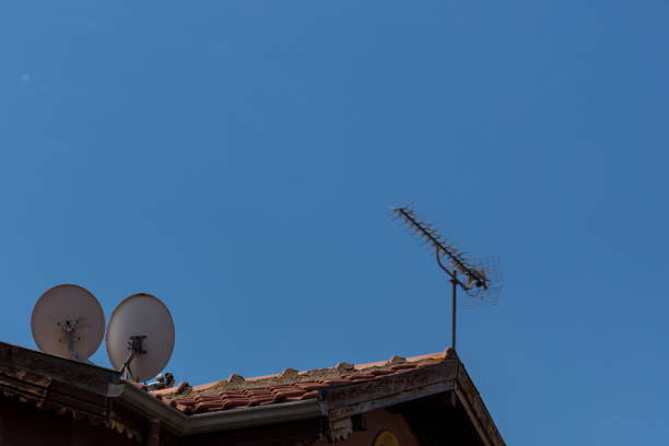 istock old and new type television antenna 1161806453