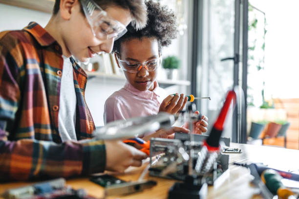 little engineers - stem imagens e fotografias de stock