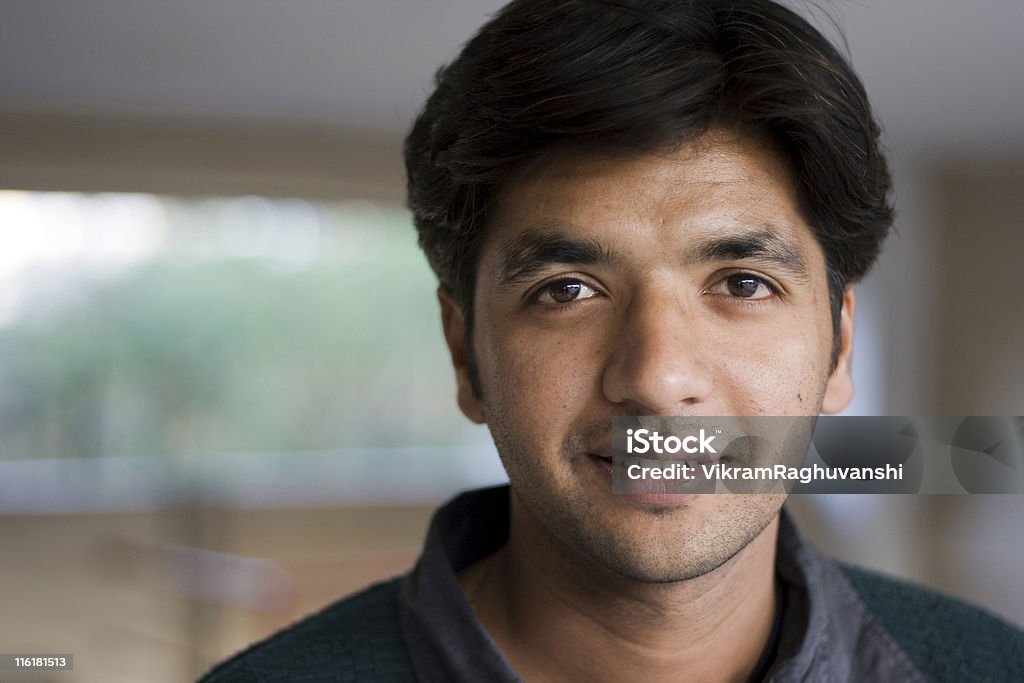 Un alegre India asiática macho Horizontal de personas jóvenes al aire libre - Foto de stock de Adolescente libre de derechos