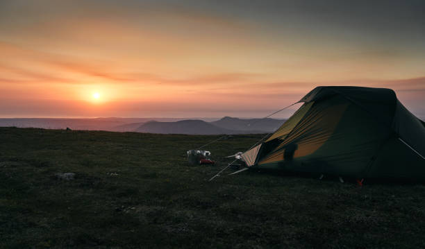 namiot rozbił się na scoat fell jak słońce zachodzi nad ennerdale. - nature rough cumbria sunlight zdjęcia i obrazy z banku zdjęć