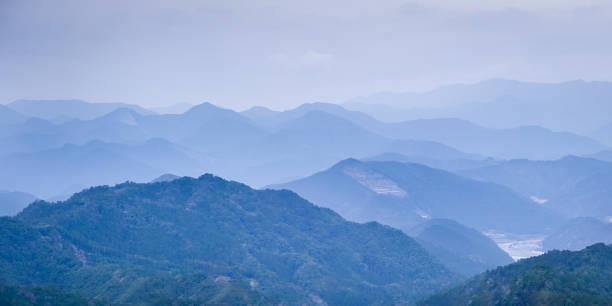 роллинг горы в районе хунгу на тропе кумано кодо. кумано кодо - это серия древних паломнических маршрутов, которые пересекают кий ханто, кру� - kii стоковые фото и изображения