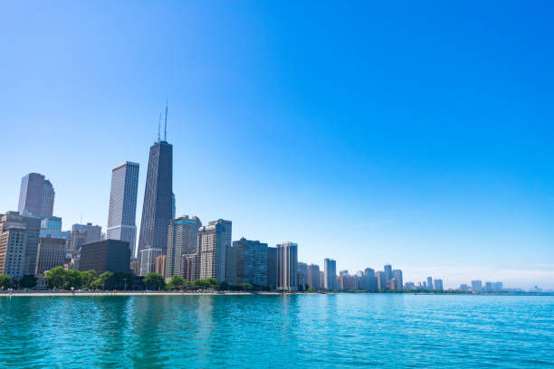 horizon de chicago un jour d'été bleu clair - chicago skyline lake nautical vessel photos et images de collection