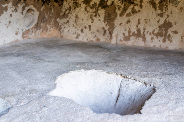 primer plano de la vivienda de la cueva interior en el sendero main loop en el monumento nacional bandelier en nuevo méxico - bandelier national monument home interior usa american culture fotografías e imágenes de stock