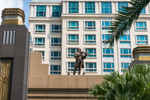 싱가포르 파크뷰 스퀘어에서 바이올린과 활을 들고 있는 뮤지션의 조각상 - editorial asia singapore park 뉴스 사진 이미지