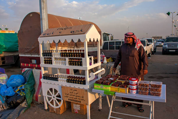 saudyjczyk sprzedający niestandardowe perfumy i daty na targu na bazarze - plastic bag bag transparent plastic zdjęcia i obrazy z banku zdjęć