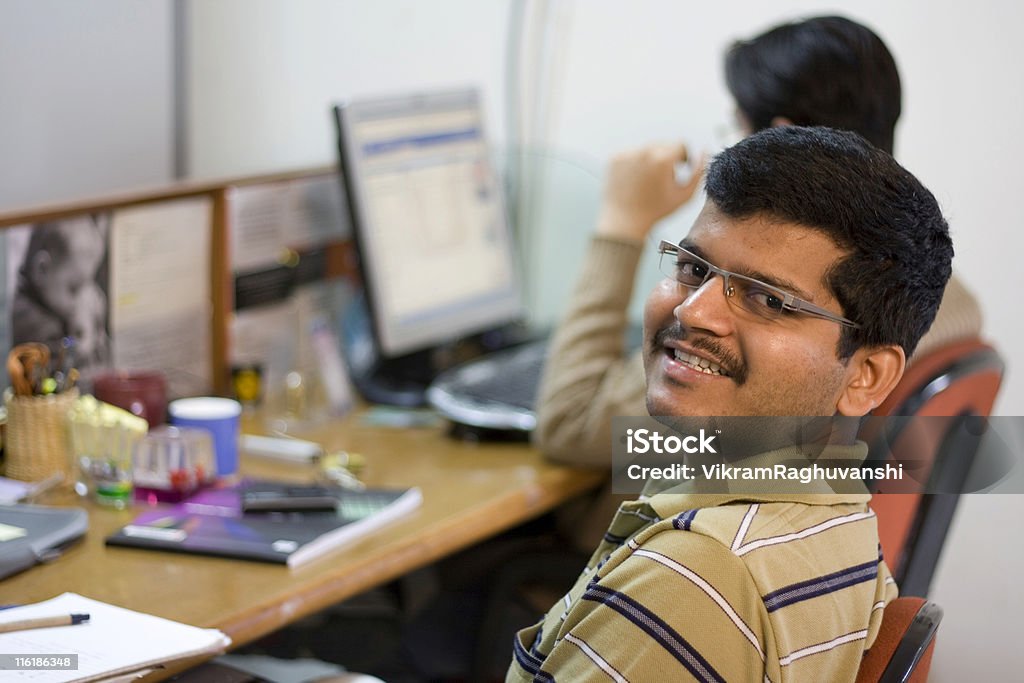 Indian engenheiro de software profissional Trabalhador de escritório computador adulto pessoas Horizontal - Foto de stock de 20 Anos royalty-free