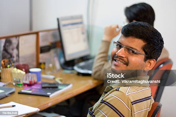 Foto de Indian Engenheiro De Software Profissional Trabalhador De Escritório Computador Adulto Pessoas Horizontal e mais fotos de stock de 20 Anos