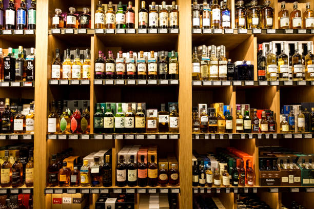 gran selección de whisky de malta escocés en tienda boutique - barra escocia fotografías e imágenes de stock