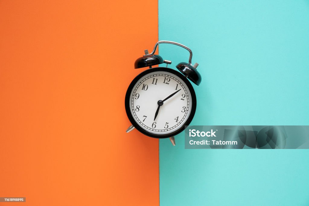 컬러 테이블 배경, 빈티지 스타일에 복고풍 알람 시계 - 로열티 프리 시간 스톡 사진