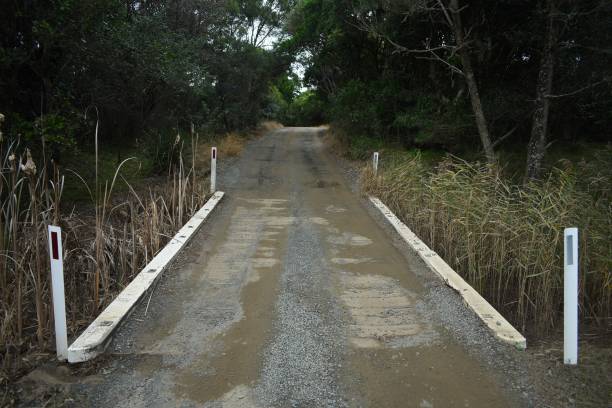 nahaufnahme einspurige ländliche holzbrücke - no passing lane stock-fotos und bilder