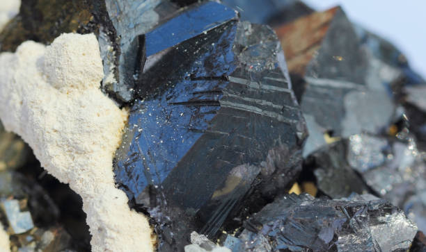 marmatite ,sulfide minerals with a carbonate - capital letter luxury blue image imagens e fotografias de stock