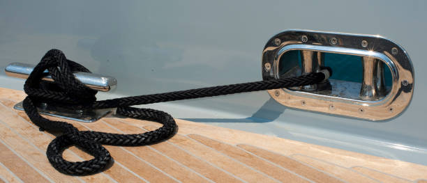 détail yacht; fairlead et celle - chrome metal tied knot twisted photos et images de collection