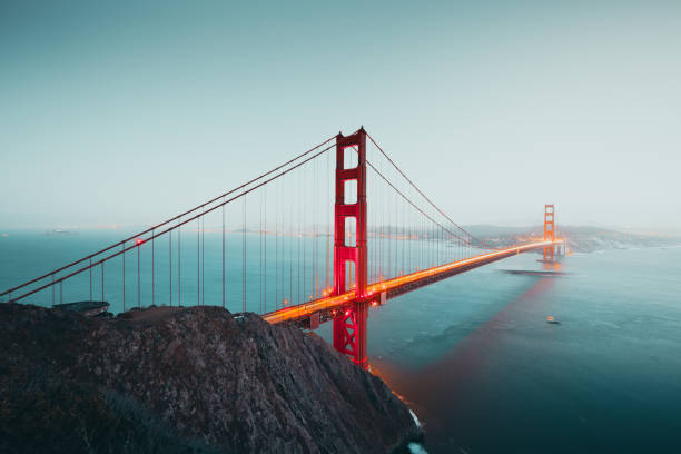 ponte de porta dourada no crepúsculo, san francisco, califórnia, eua - beach architecture golden gate bridge night - fotografias e filmes do acervo