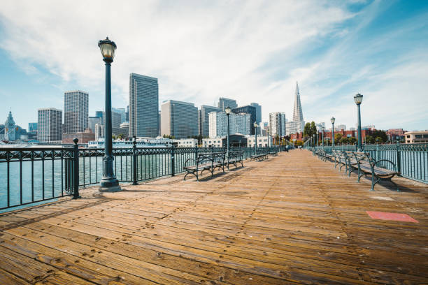 historischer pier 7 mit san francisco financial district, kalifornien, usa - pier seven stock-fotos und bilder