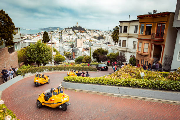 célèbre lombard street à san francisco, california, etats-unis - san francisco county lombard street street house photos et images de collection