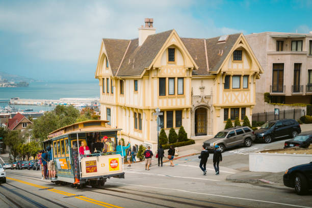 funivia a san francisco che sale in collina, california, usa - alcatraz island tourism san francisco bay area san francisco county foto e immagini stock