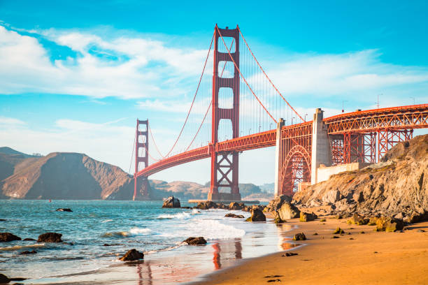 golden gate bridge o zachodzie słońca, san francisco, kalifornia, stany zjednoczone - baker beach zdjęcia i obrazy z banku zdjęć