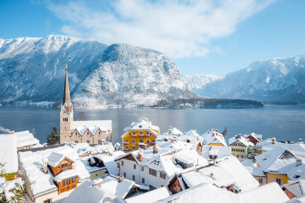 hallstatt village en hiver, salzkammergut, autriche - mountain peak famous place outdoors landscape photos et images de collection
