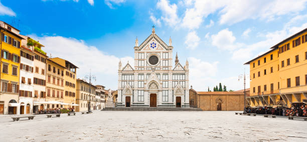 フィレンツェ、トスカーナ州、イタリアの有名なサンタクローチェ大聖堂とサンタクローチェ広場のパノラマビュー - piazza di santa croce ストックフォトと画像