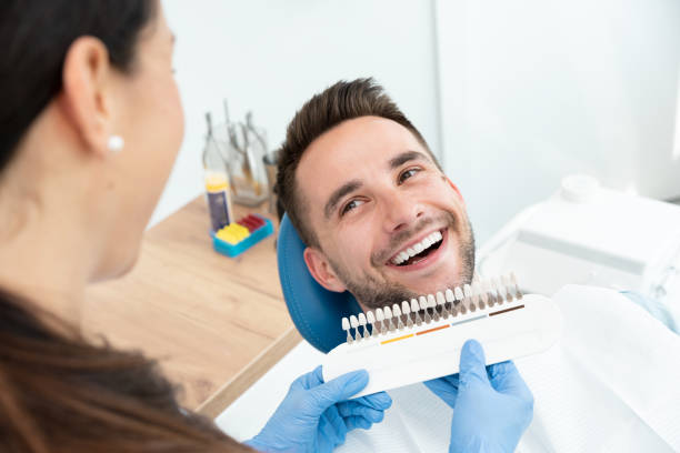 blanqueamiento dental en la clínica de estomatología - blanqueamiento dental fotografías e imágenes de stock