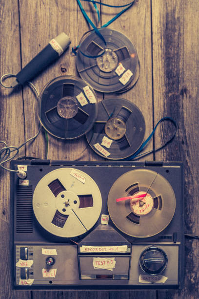 テープとマイクのロール付き古いオーディオリールレコーダー - decibels ストックフォトと画像