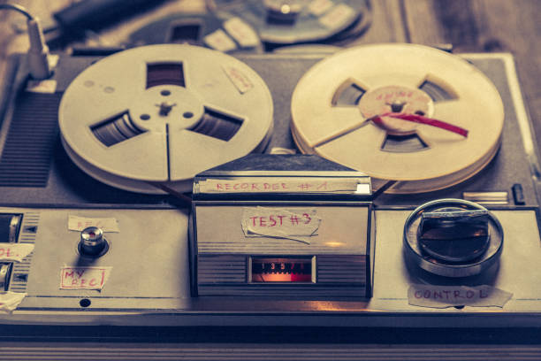 enregistreur audio vintage avec rouleau de bande et microphone - playback photos et images de collection