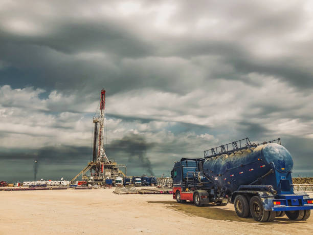 rig d'huile de fracturation au coucher du soleil - fracking photos et images de collection