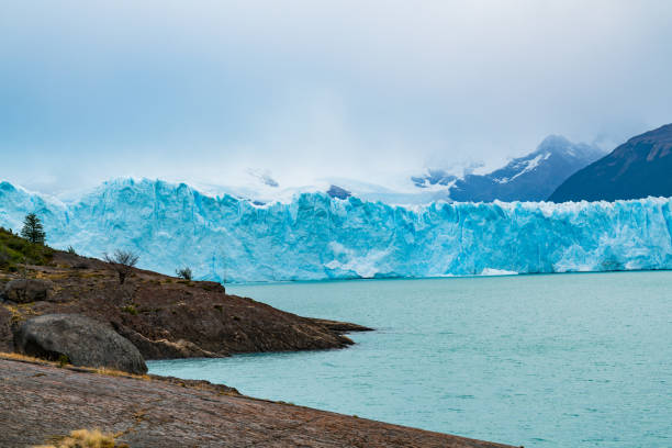 iceberg azul da geleira de perito moreno e do lago de argentina - glacier moreno glacier iceberg argentina - fotografias e filmes do acervo