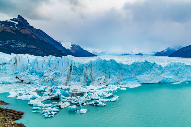 vista da geleira de perito moreno com o iceberg que flutua no lago argentina - glacier moreno glacier iceberg argentina - fotografias e filmes do acervo